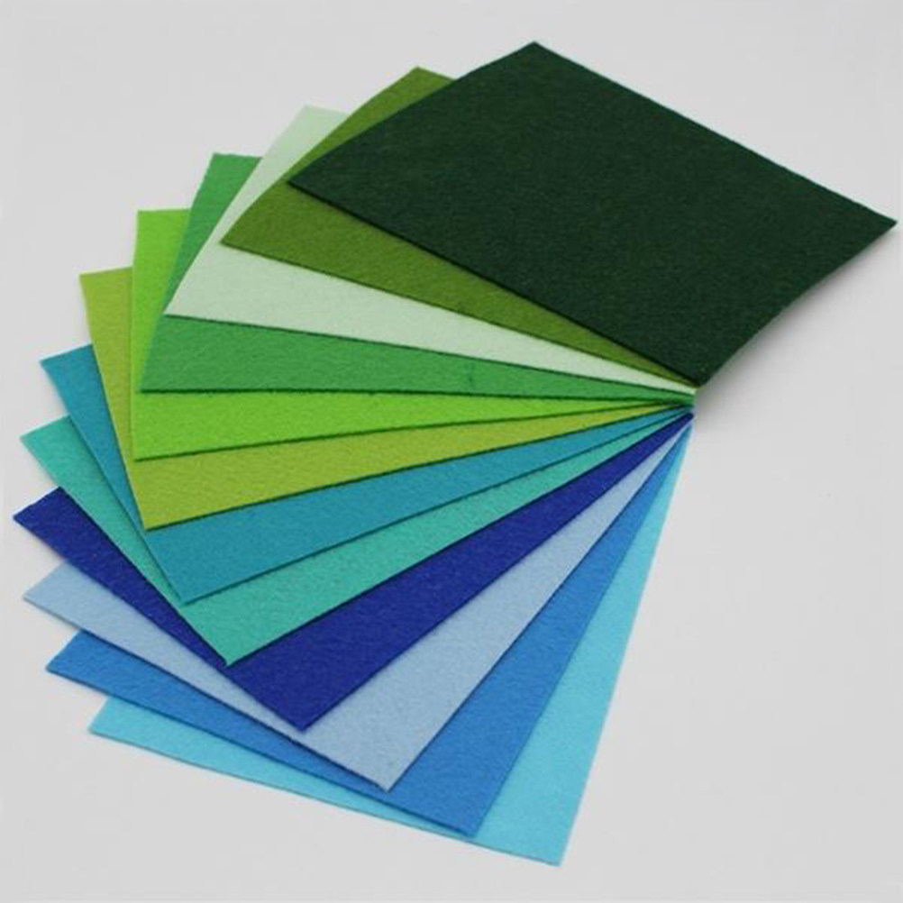 Sewing Thread In Textile - 40枚入り、多色展開の不織布フェルトシート。丈夫で糸がほつれにくい素材。子供向けの手縫い工作プロジェクトに最適。サイズ：15cm x 10cm。