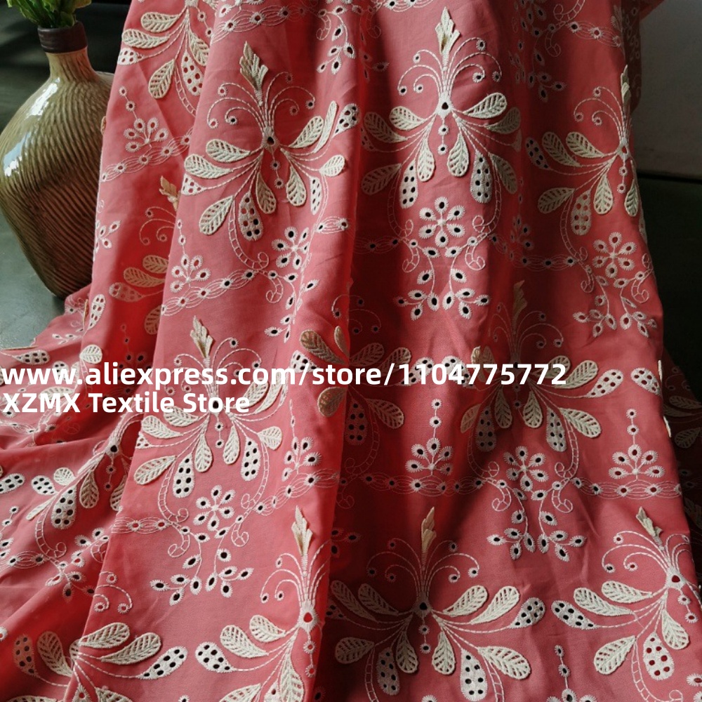 Vintage Sewing Textile - 赤いベースに3Dの花柄刺繍が施された生地、透かし模様の織物、女性用の夏のワンピースやブラウス、DIYの裁縫や手芸に使えるヴィンテージ風の花柄生地。