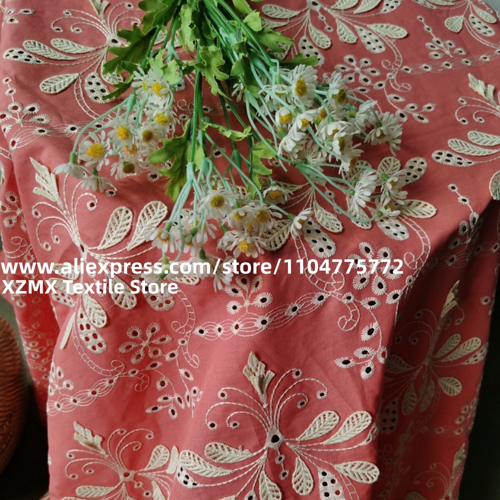 赤いベースに3Dの花柄刺繍が施された生地、透かし模様の織物、 - Vintage Sewing Textile のレビューと価格